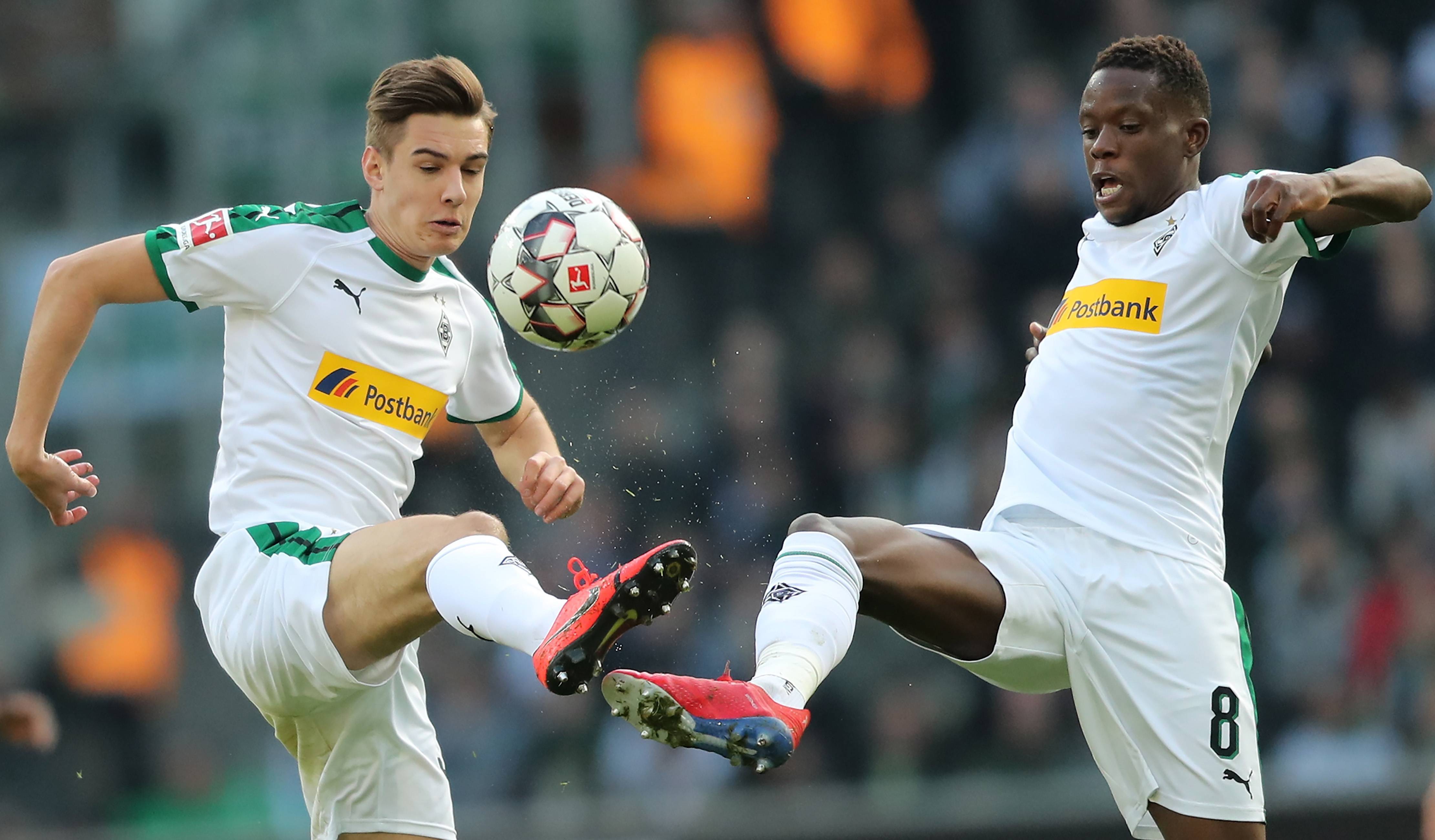 顶尖足球比赛中球员防守拦截精准