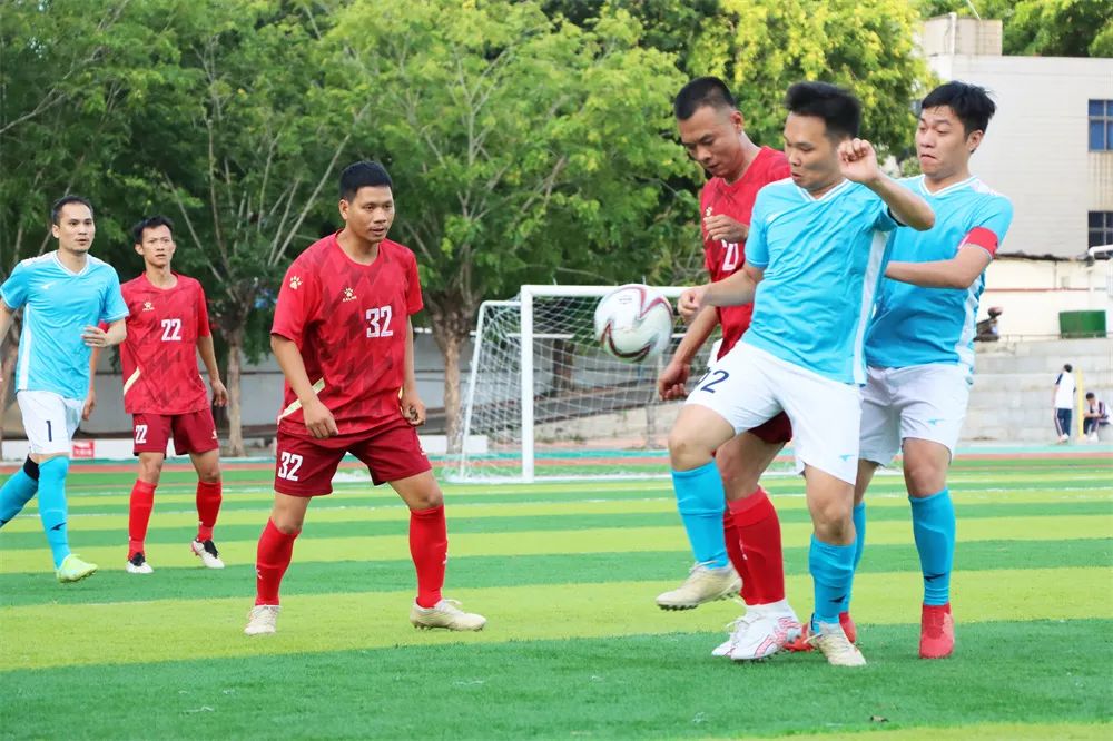 足球赛事掀起高潮,场上对决激情澎湃的简单介绍 足球赛事掀起高潮,场上对决激情澎湃的简单介绍