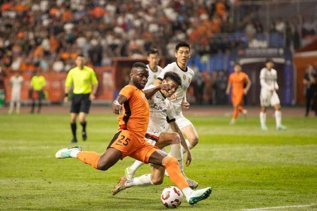 争议裁判助攻，那不勒斯主场小胜领跑者的简单介绍