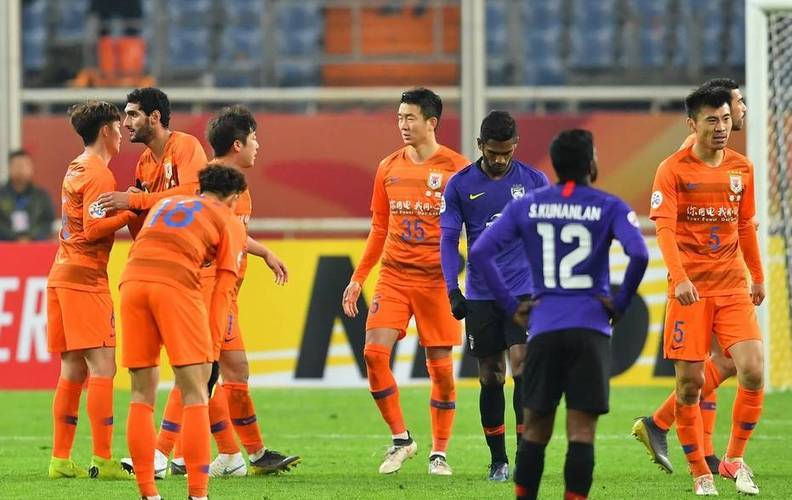 比赛氛围热烈，球员互相鼓劲争胜