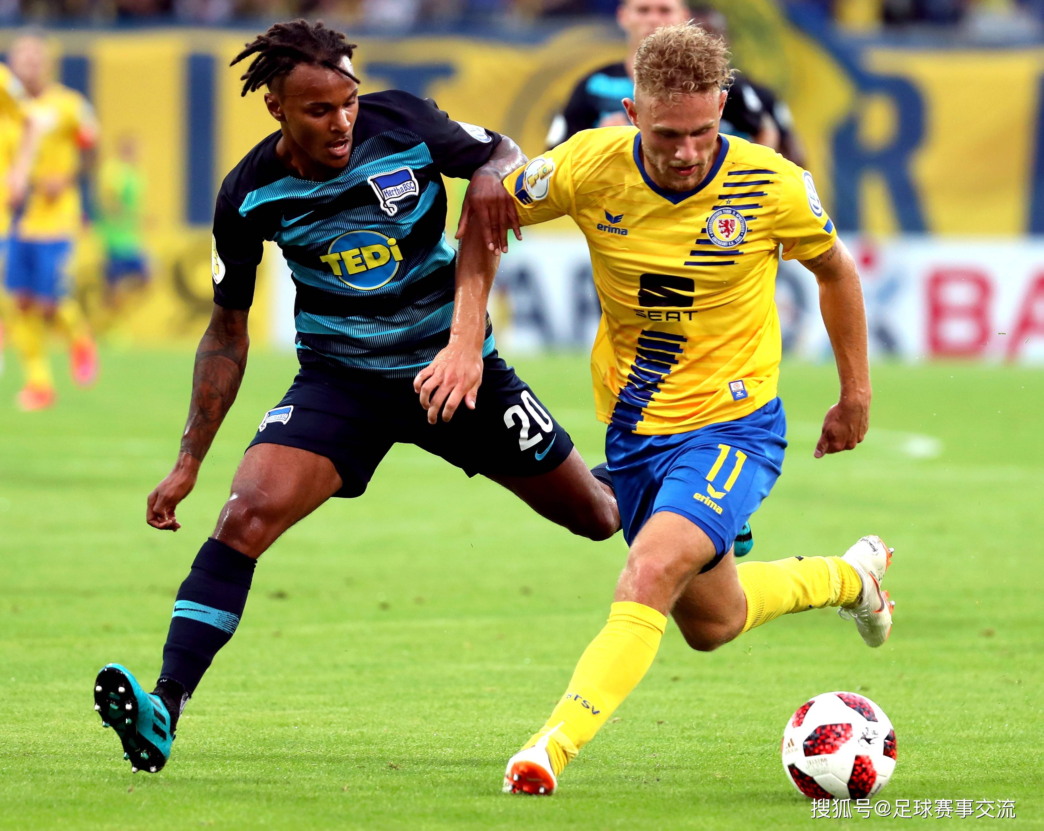 国际足球比赛中球员们斗志昂扬