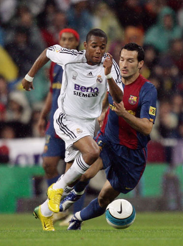 自由搏击选手斗志昂扬击败对手 自由搏击选手斗志昂扬击败对手