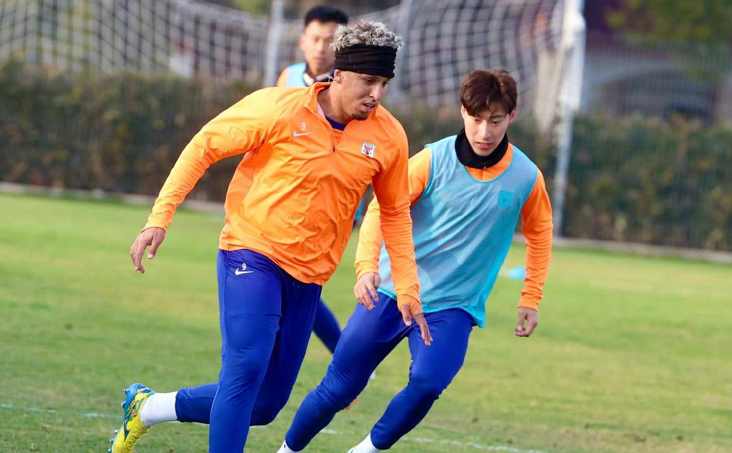 开云体育官网入口-后卫组合默契配合，化解对手强大进攻阵容