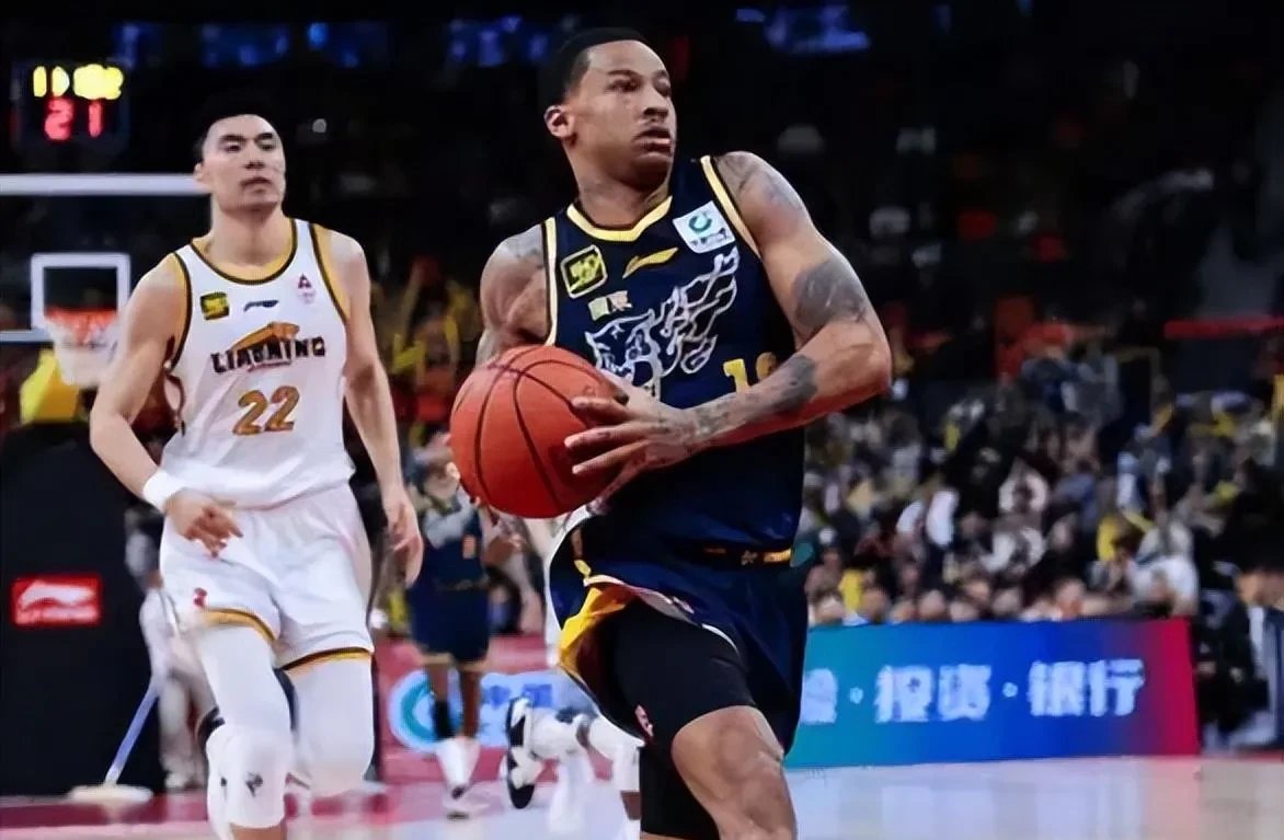 后卫组合默契配合，化解对手强大进攻阵容