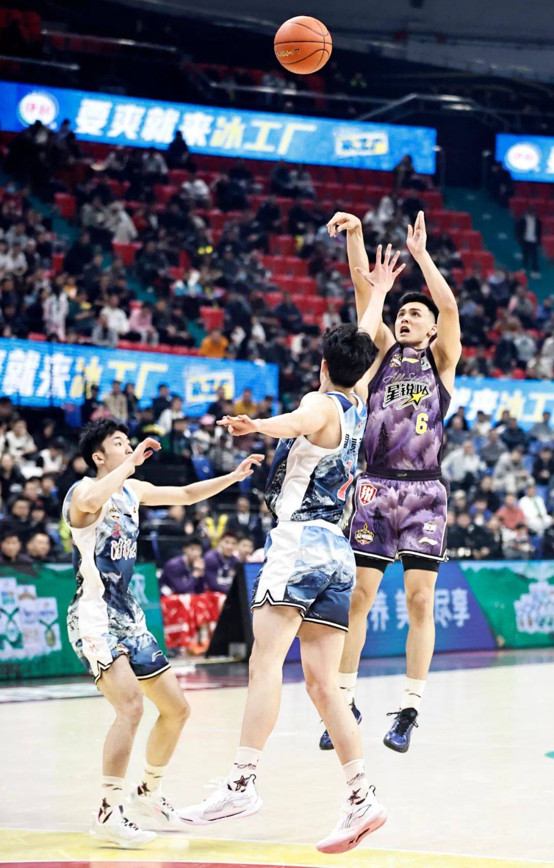 篮球比赛中球员技术高超，表现出色