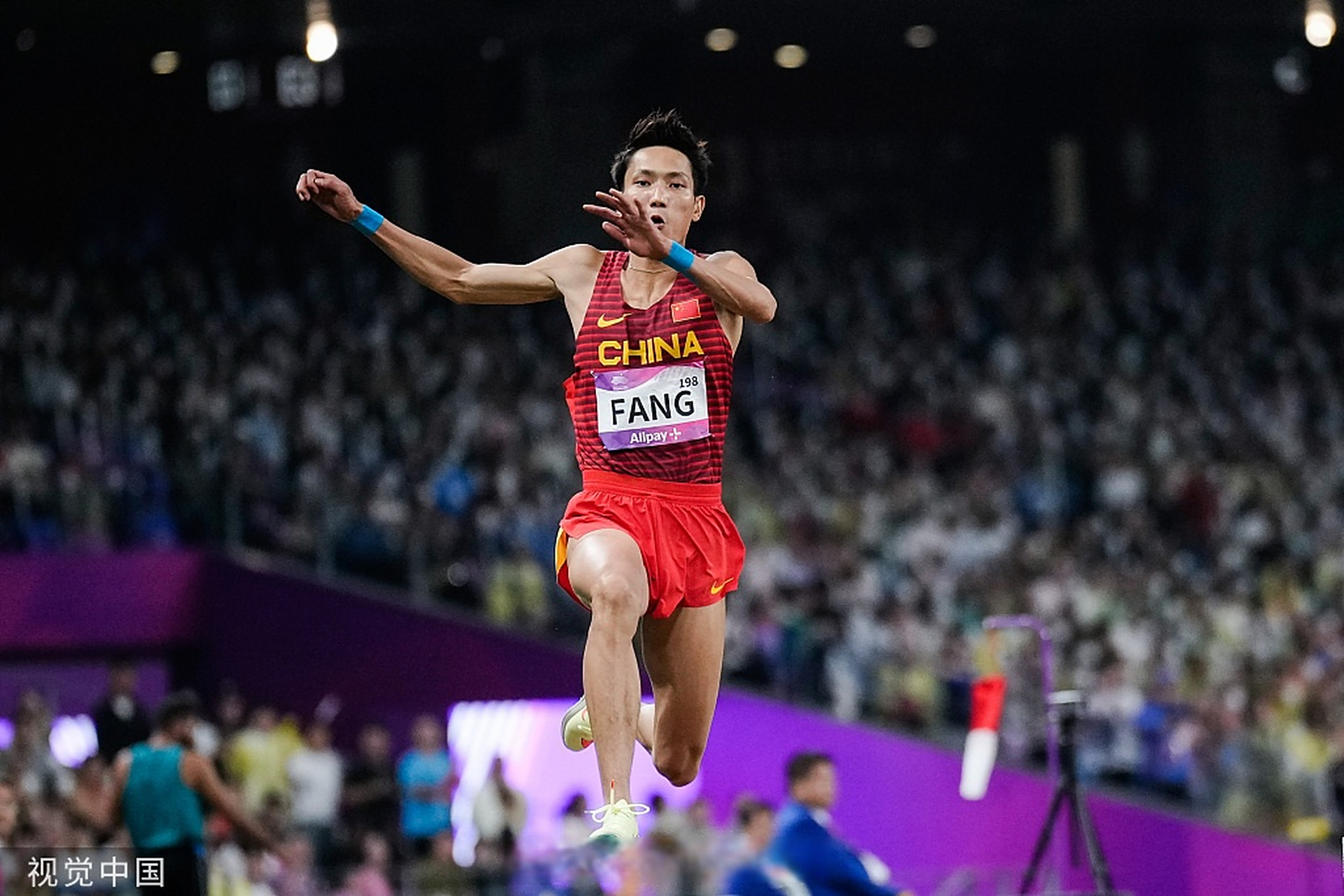 田径选手突破纪录，勇夺金牌