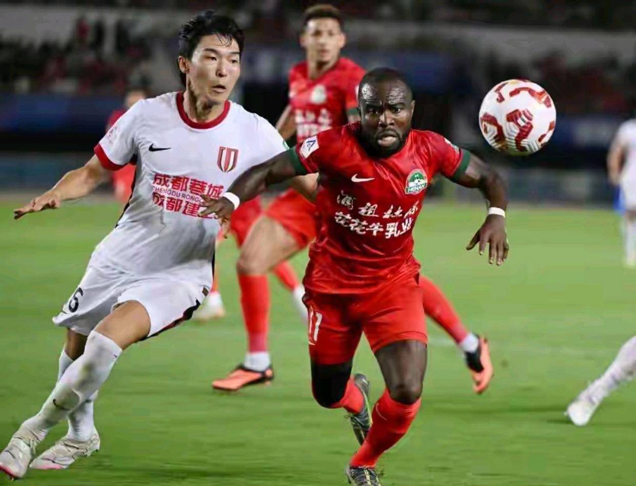 国内足球赛事引发关注，球员实力较量惊险刺激的简单介绍