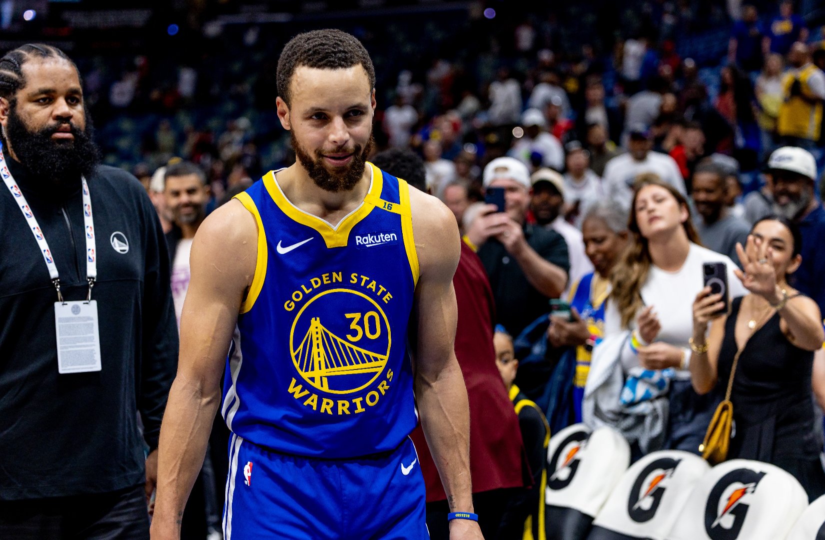 勇士主场大胜湖人，库里砍下30分