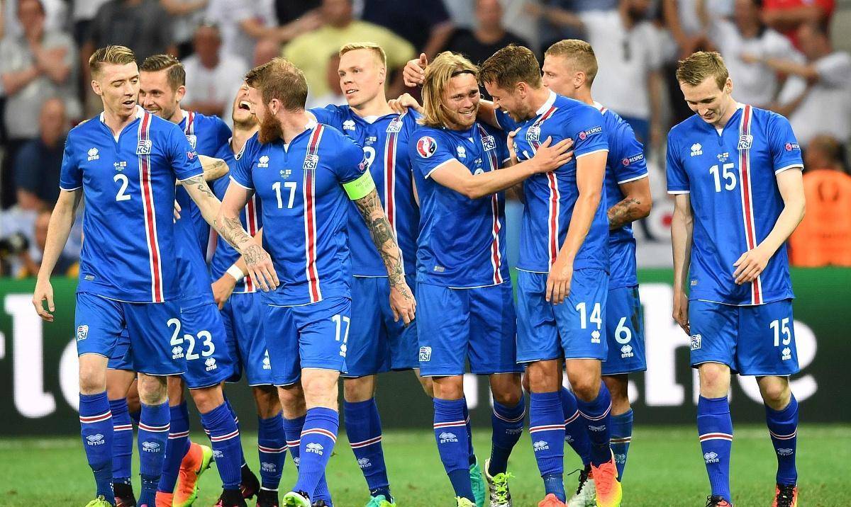 欧预赛精彩瞬间，球员技压群雄争夺胜负