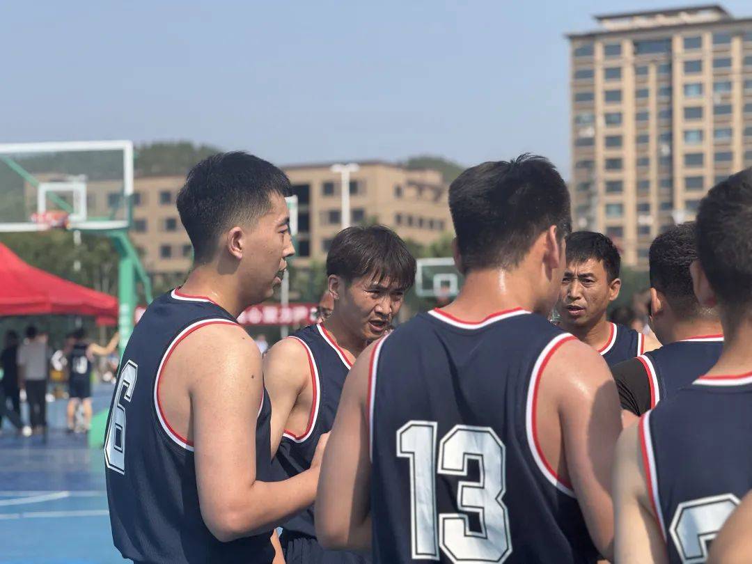 一场激烈的篮球比赛，胜者脱颖而出